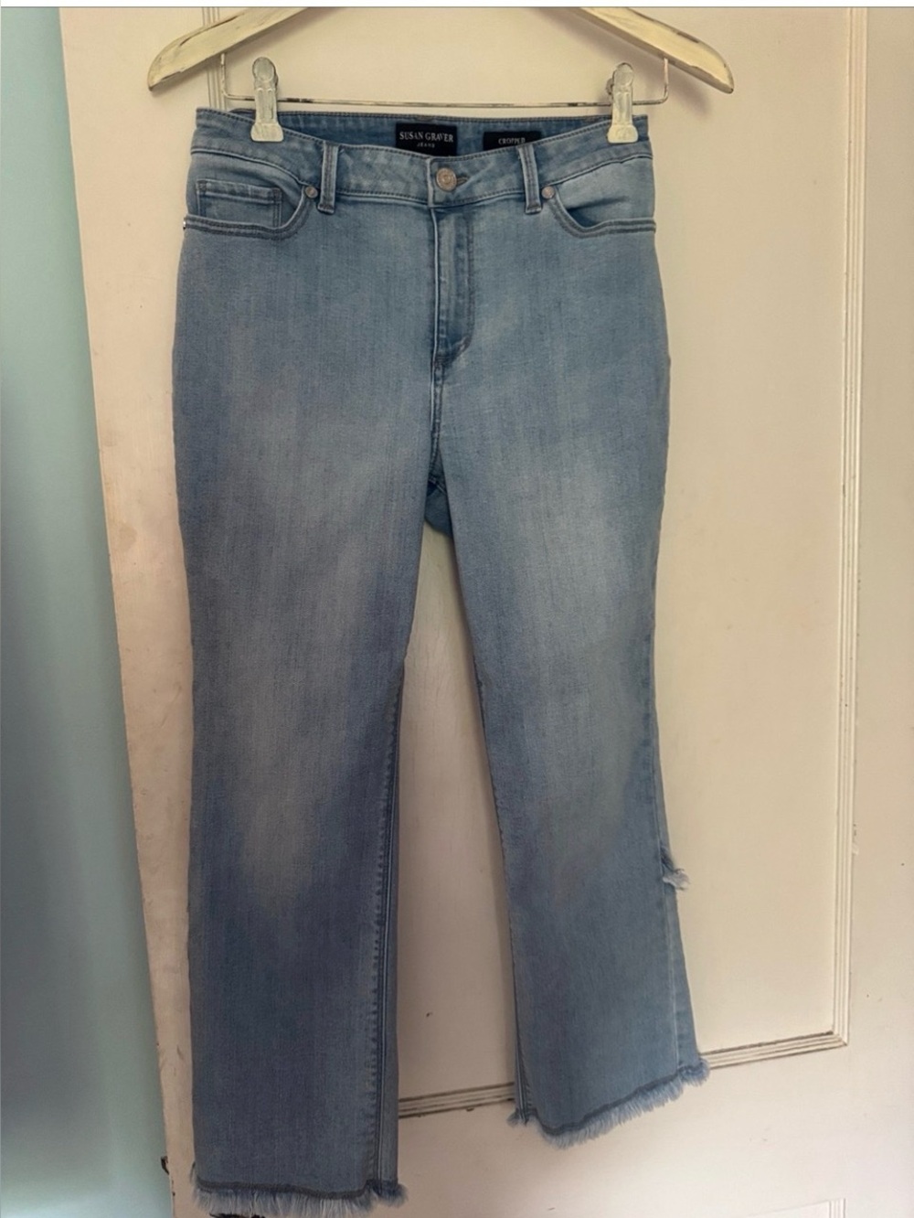 EUC SUSAN GRAVER Light Blue Crop Jeans Cool Hem!